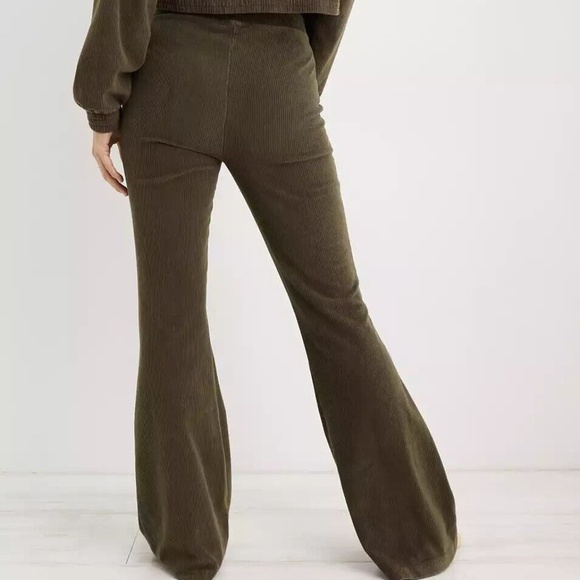 Aerie Groove-On Velour Flare Pants | Olive Green | Size Large - Picture 1 of 7